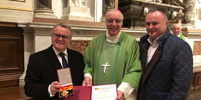 Überraschung gelungen: Niessl und Doskozil haben den Bischof bei der Messe 'kalt erwischt' 