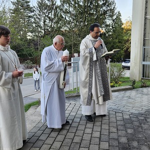 Feuerweihe - v.l. Alexander Hanner, Diakon Dr. Peter Zotti und Pater Kuruvila
