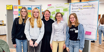 Die Ordens- und Schulhomepage zeigt Sr. Anna mit ihren Schülerinnen.