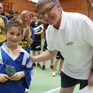 Pepi Frank in seinem Element beim Hallenfußballturnier der Diözese