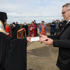 Andreas Sattler, Bürgermeister von St. Andräam Zicksee legte ebenfalls eines der Elemente des Grundsteins