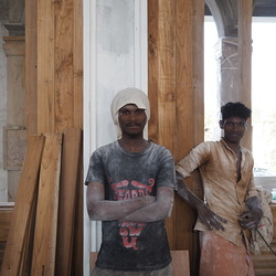 Die Handwerker präsentieren sich selbstbewusst - das spätere Ergebnis kann sich sehen lassen 