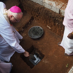 Es ist getan: Der Grundstein wird gelegt und verspachtelt