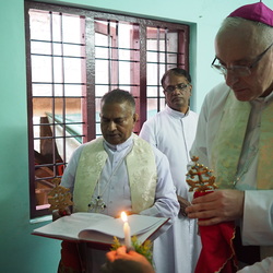 Bischof Zsifkovics bei der Segnung eines der neu errichteten Häuser