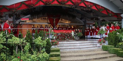 Bischof Ägidius Zsifkovics, umgeben von zahlreichen Würdenträgern der kroatischen Kirche, vor 20.000 Pilgern in Ludbreg