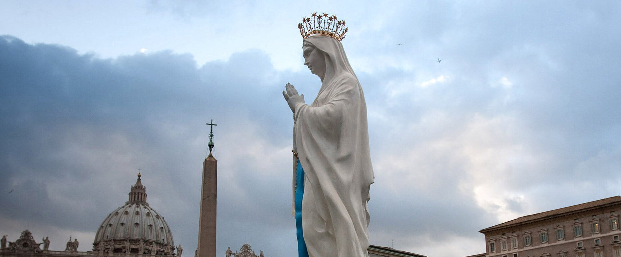 Mit einem Gottesdienst im Petersdom hat Papst Benedikt XVI. am 11. Februar 2010 den Welttag der Kranken begangen.Bild: Die Statue der Madonna von Lourdes wird in einer Prozession über den Petersplatz zum Gottesdienst gebracht.