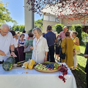Kürbis aufschneiden: v.l. Fritz Ankerl, Gisi Marx und Karla Stifter