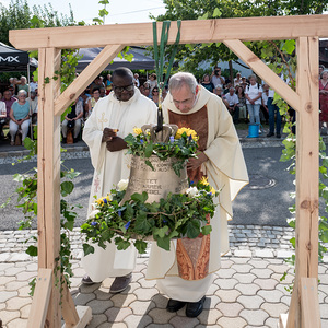 Generalvikar Michael Wüger weihte die neue Glocke in Neudorf bei Landsee.