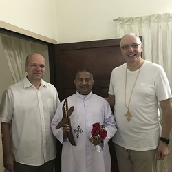 Professor Heinz Ebner ist persönlich anwesend, als dem Jubilar das von ihm gestaltete hölzerne Martinskreuz der Diözese Eisenstadt überreicht wird 