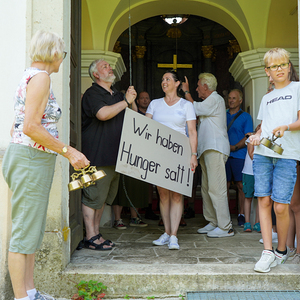 Glockenläuten: Dechant Norbert Filipitsch, Caritas Direktorin Melanie Balaskovics und Mitglieder der PfarrCaritas 