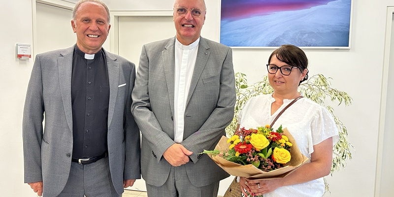 V.l.n.r.: Bischofsvikar Željko Odobašić, Diözesanbischof Ägidius J. Zsifkovics mit Krisztina Glavanics bei ihrem Antrittsbesuch im Bischofshof.