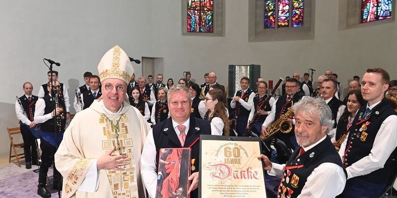 Bischof Ägidius J. Zsifkovics überreichte eine Urkunde an die Bauernkapelle St. Georgen. Deren Vertreter Johannes Biegler und Ernst Schopp nahmen sie entgegen.