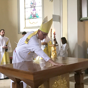 Bei der Altarweihe verteilt der Bischof heiliges Öl auf dem „Tisch des Brotes“ - liturgische Konsequenz aus der zuvor erfolgten Kirchweihe