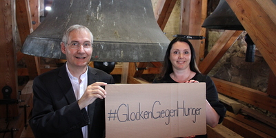 Caritas Direktorin Melanie Balaskovics und Generalvikar Michael Wüger rufen gemeinsam dazu auf, den Hunger an die große Glocke zu hängen.