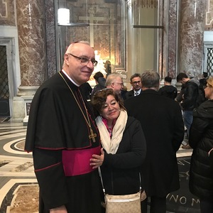 Öffentliche Zone: Es kann schon vorkommen, dass im Petersdom Bischöfe zu begehrten Fotoobjekten werden