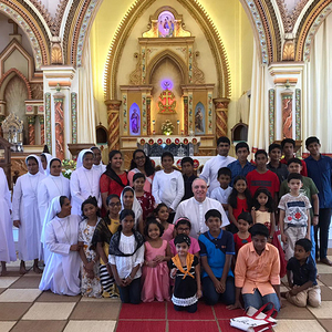 Bischof Zsifkovics beim Besuch einer Pfarrkirche, deren Grundstein er 2012 gelegt hatte und die im September 2019 geweiht wurde.