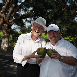 Kleine Erfrischung bei knapp 40 Grad: martinus-Chefredakteur Franz Josef Rupprecht und Kreisdechant Franz Brei
