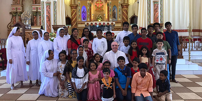 Bischof Zsifkovics beim Besuch einer Pfarrkirche, deren Grundstein er 2012 gelegt hatte und die im September 2019 geweiht wurde.
