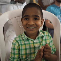 Soziale Kompetenz = auch an andere denken: Dieser Junge bestand darauf, dass auch seine Freunde fotografiert werden