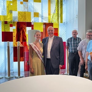 Diözesanbischof Ägidius J. Zsifkovics mit 'Miss Burgenland New York' Freida O’Purk.