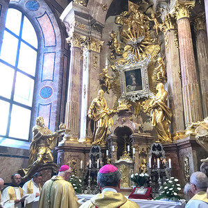 Betender Blick auf ein Bild, dessen Inhalt und Geschichte den Internationalismus der Liebe Gottes zu den Menschen erzählt 