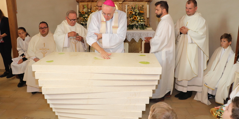 Anlässlich der Altarweihe und Errichtung des Seelsorgeraumes wurde auch eine Relique des sel. Carlo Acutis beigesetzt.