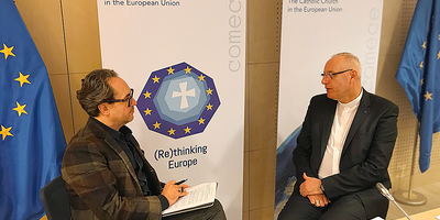 Kulissengespräch in Zeiten der europäischen Identitätskrise: Europabischof Ägidius Zsifkovics mit Sprecher Dominik Orieschnig unmittelbar nach der am 15. März zu Ende gegangenen Frühsjahrsvollversammlung der ComECE in Brüssel