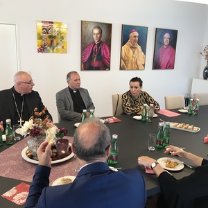 	 	  Andreja Sršen erläutert Außenminister Grlić Radman die Thematik des von Hrvat S.A.M. veranstalteten wissenschaftlichen Symposiums 