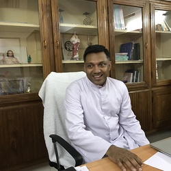 Der Verwaltungsdirektor des MMT gibt den Besuchern Einblick in die Tätigkeit des Hauses