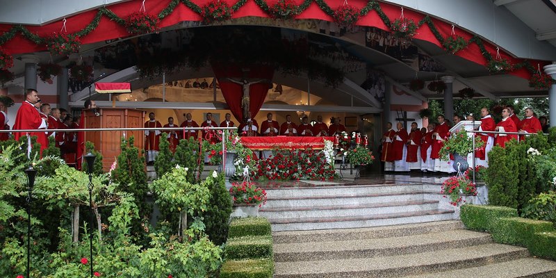 Bischof Ägidius Zsifkovics, umgeben von zahlreichen Würdenträgern der kroatischen Kirche, vor 20.000 Pilgern in Ludbreg