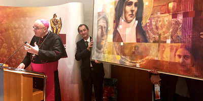 Mit einem Gemälde der heiligen Edith Stein gratulierte Bischof Zsifkovics dem Haus der Begegnung zum 50-jährigen Jubiläum und erinnerte an den Wert der menschlichen Begegnung (Bildmitte: Engelbert Marakovits, Direktor und „Seele“ des diözesanen Bildu