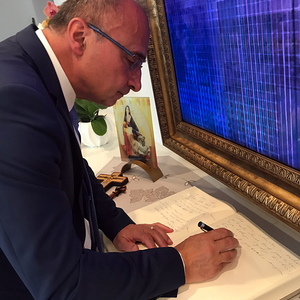 Beim Eintrag ins Gästebuch der Diözese Eisenstadt