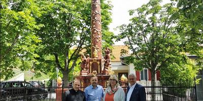 Pfarrer Alexander Wessely (l.), Manfred Rothdeutsch, Vorsitzender Stv. des Wirtschaftsrates und Kerstin Kosky, Kuratorin der Pfarre Kleinhöflein sowie Bürgermeister Thomas Steiner (r.),