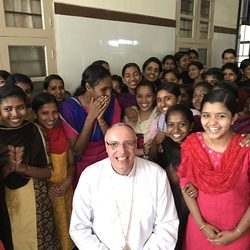 Vor diesen Krankenschwestern geht sogar der Bischof in die Knie