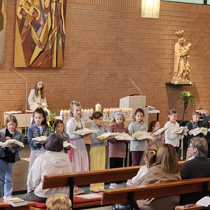 Erstkommunionkinder mit ihren Kutten