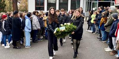 Die Schüler:innen auf dem Weg zur Kranzlegung im Wolf-Mausoleum.