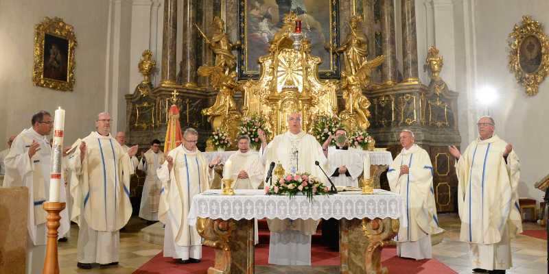Diözesanbischof Ägidius J. Zsifkovics mit seinen Mitbrüdern bei der Messfeier in der Basilika und Wallfahrtskirche Loretto.