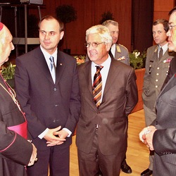 Bischof Paul Iby im Gespräch mit LH-Stv. Franz Steindl, Landesrat Paul Rittsteuer und Landesrat Peter Reszar, im Rahmen der Festakademie zum St. Martinsfest im Kulturzentrum Eisenstadt
