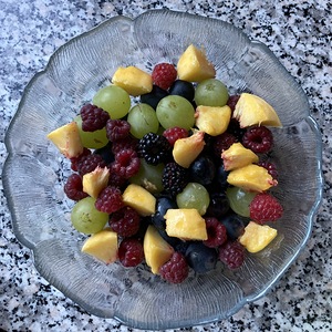 Bunt gefüllte Frühstücksschale mit köstlichem Inhalt aus dem eigenen Garten Susanne Pogatscher-Gold 