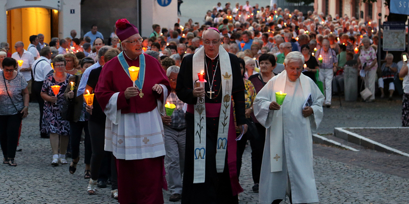 Bei der Lichterprozession: Die burgenländischen Pilger zogen gemeinsam mit Diözesanbischof Ägidius J. Zsifkovic, KAB-Seelsorger Ernst Pöschl und Kanonikus Roman Blasikiewicz mit Kerzen in der Hand durch Altötting.  