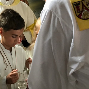 Wie der kleine Messdiener hier hat auch Bischof Zsifkovics als Kind in der Stinatzer Kirche ministriert, ist dadurch noch näher zum Glauben hingeführt und schließlich Priester geworden