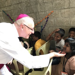 Das Käppi des Bischofs erregt überall Aufmerksamkeit