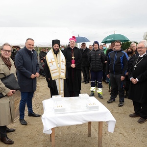 Von links nach rechts: Wilhelm Pfeiffer (Direktor der Berufsschule Pinkafeld), Dominik Orieschnig (Diözesansprecher), LH Doskozil, Metropolit Arsenios, Bischof Zsifkovics, die Maurerlehrlinge der BS Pinkafeld Dominik Dombi und Thomas Neubauer, Superi