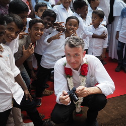 martinus-Chefredakteur Franz Josef Rupprecht kommt mit der Jugend ins Gespräch