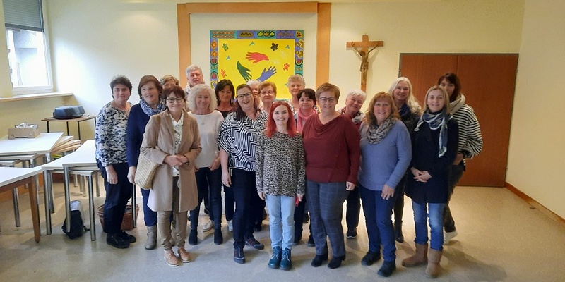 Kursleiter:innen Raphaela Krojer, Klaudia Gamperl und Sandra Konrad mit den Teilnehmer:innen des 'Letzte Hilfe' Kurses am 19. November 2022.