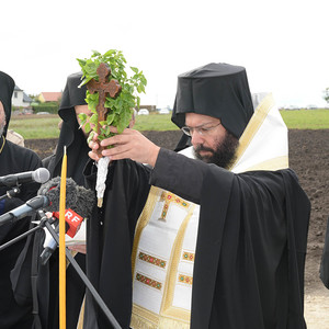 Metropolit Arsenios segnet die vier Ecksteine und die Platte des Grundsteins
