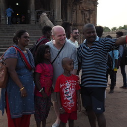Für indische Tempelbesucher waren manchmal die hellhäutigen Gäste die größere Attraktion