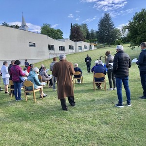 Maiandacht im Pfarrgarten