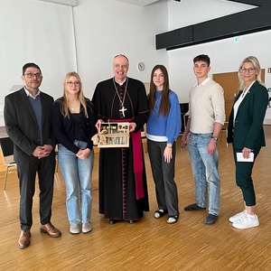 Bischof Ägidius mit Direktorin Petra Mayer, Schülervertreter:innen und Schulinspektor Christian Kluiber